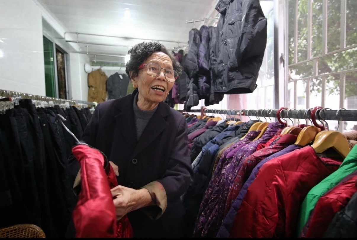 96岁奶奶回应10年还清2077万债不是摆摊十年还了2077万，是卖了厂房还了1