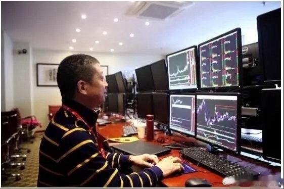 A股，散户数量最多的前20家公司名单如下：1.  京东方A：股东户数约 105万