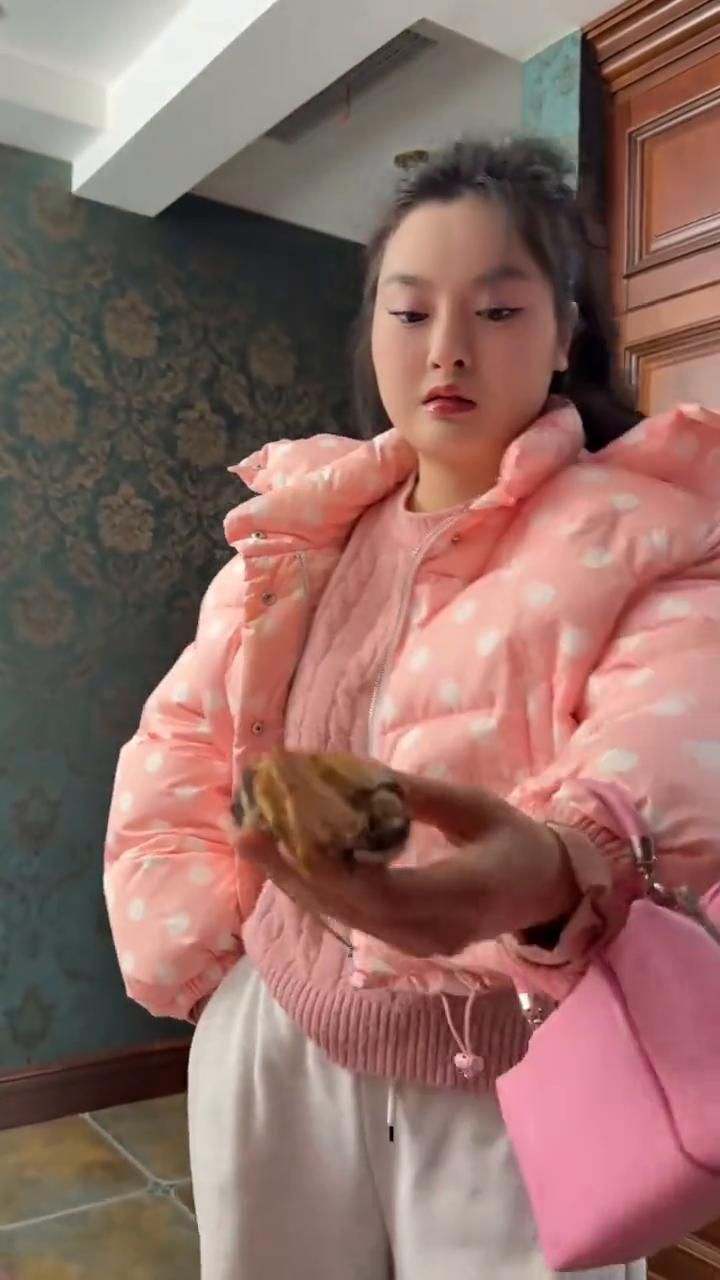 兜里还有俩腿，断了。谢谢儿媳妇。