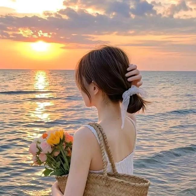 海边日落少女，手持花束，感受浪漫时光海边花海少女 海边度假少女 海边少女 海边玫