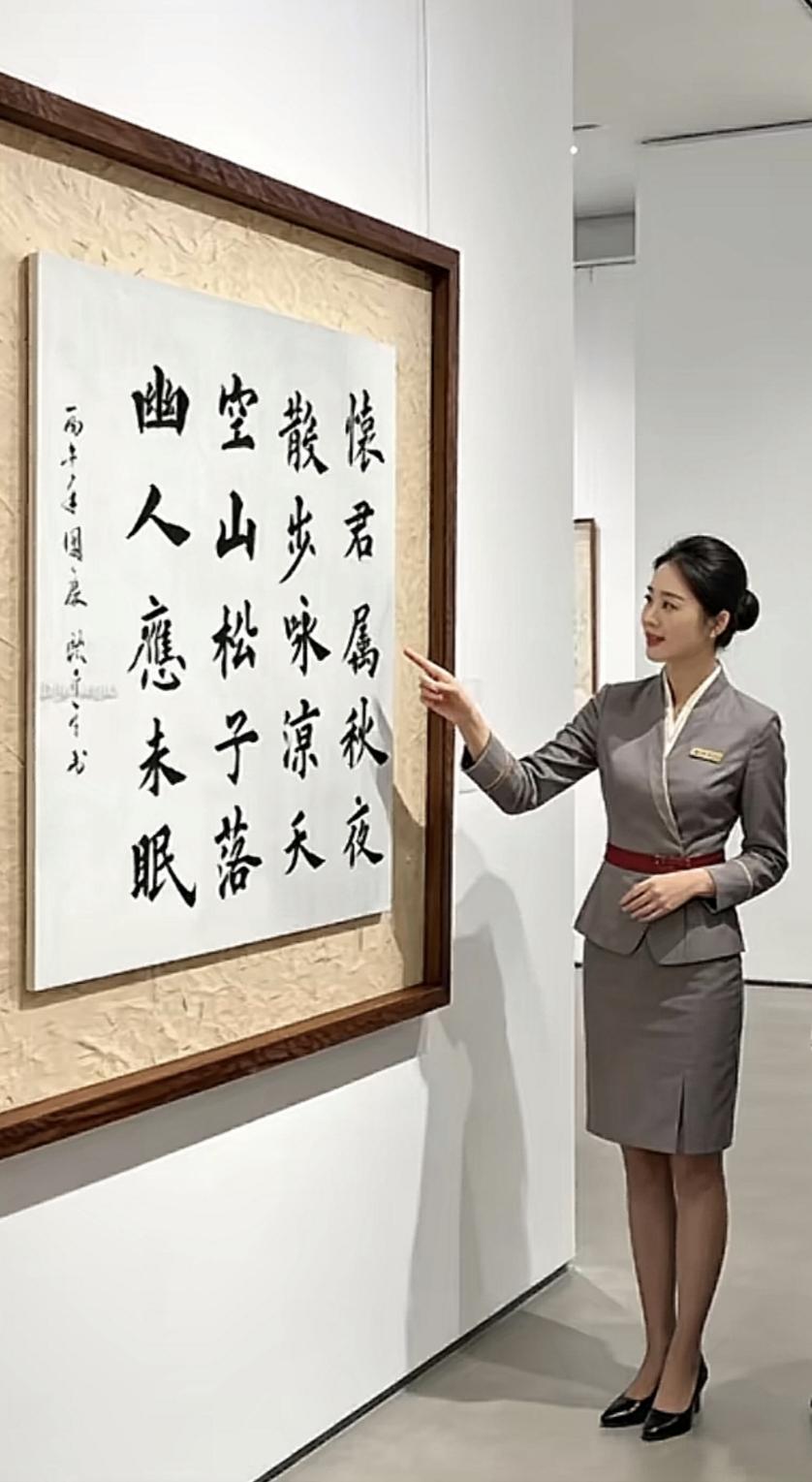 怀君属秋夜，散步咏凉天。
空山松子落，幽人应未眠。
