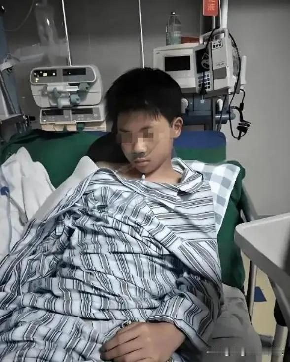 16岁男孩诊断重度抑郁，花光35万积蓄治疗无效，父亲一脚踹去：“装模作样！”想不