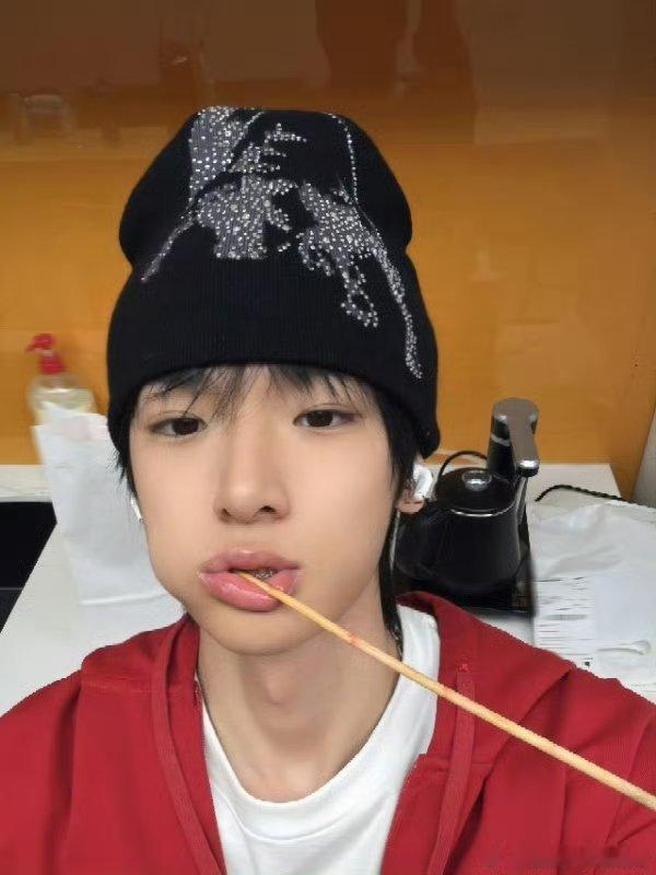 张峻豪鱿鱼塑自己张峻豪的鱿鱼帽有点东西 张峻豪沉浸式用鱿鱼帽塑造自我，搞怪又不失