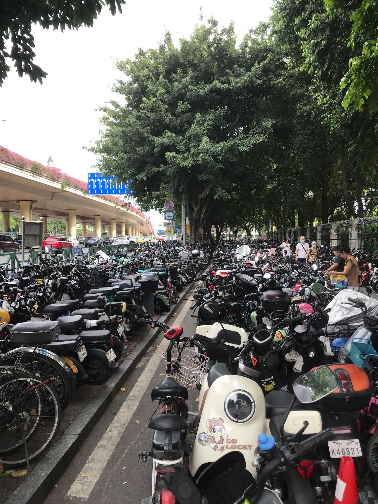 这是广州一个地铁口电动车停车点，太恐怖！

这是广州番禺广场地铁出口，看看这停放