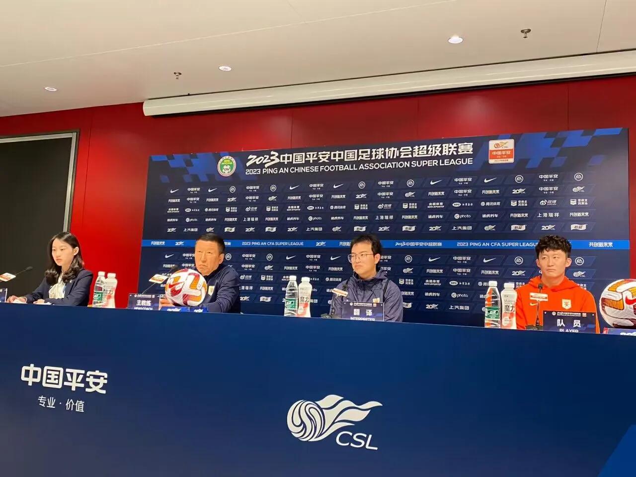 我们会赌上泰山队的名誉，打好这场比赛，赛前发布会崔康熙表示：冠军悬念延续下去，哈