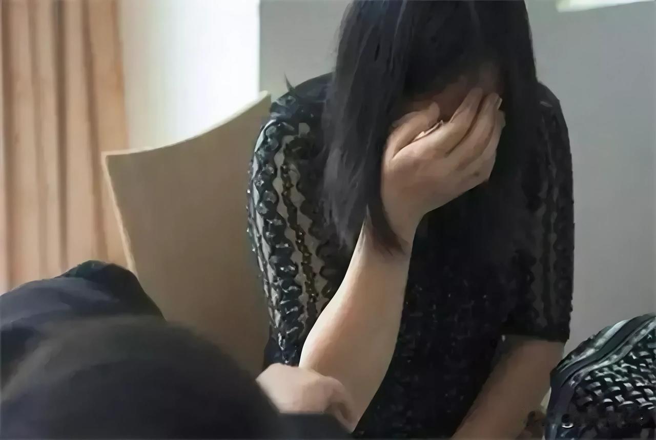 太荒唐！四川简阳，一街道办副主任和多位同事因女下属失恋，便特意到女下属家中饮酒聚