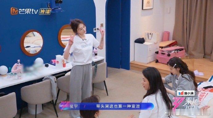 李小冉歌词小抄抄了一胳膊 用心对待每一次舞台，手臂记歌词的小细节，让人觉得格外真