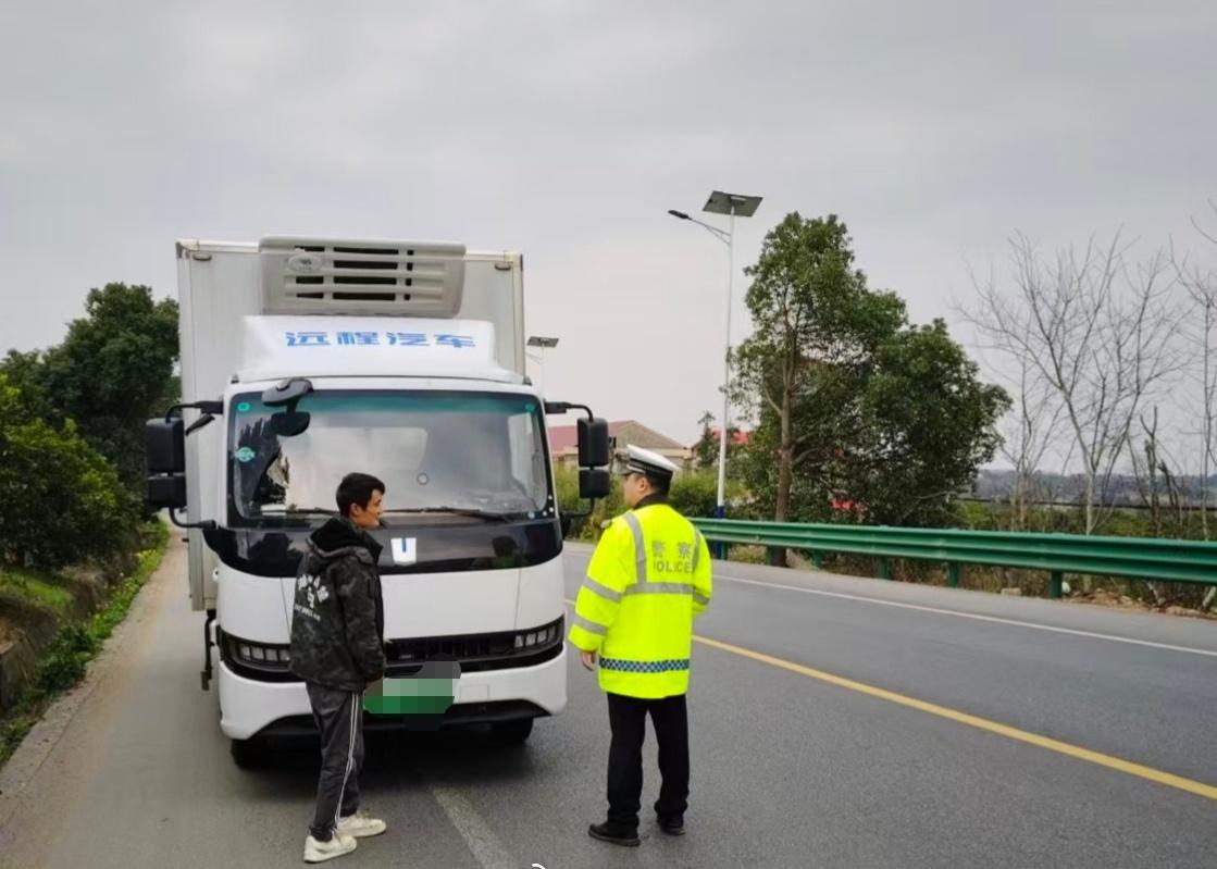【春节执勤伸援手 警车“带油”解民忧】
2月15日春节假期，益阳沅江交警在辖区内