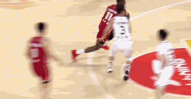 迪亚洛这身体素质真的太炸裂了！连续起跳、力压多人抢下篮板打成2+1，首节就狂砍1