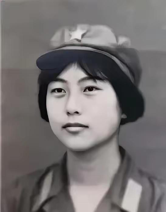 1982年女飞行员刘晓莲，驾驶飞机爬升至700米时，突然被一架歼击机撞击，伴随一