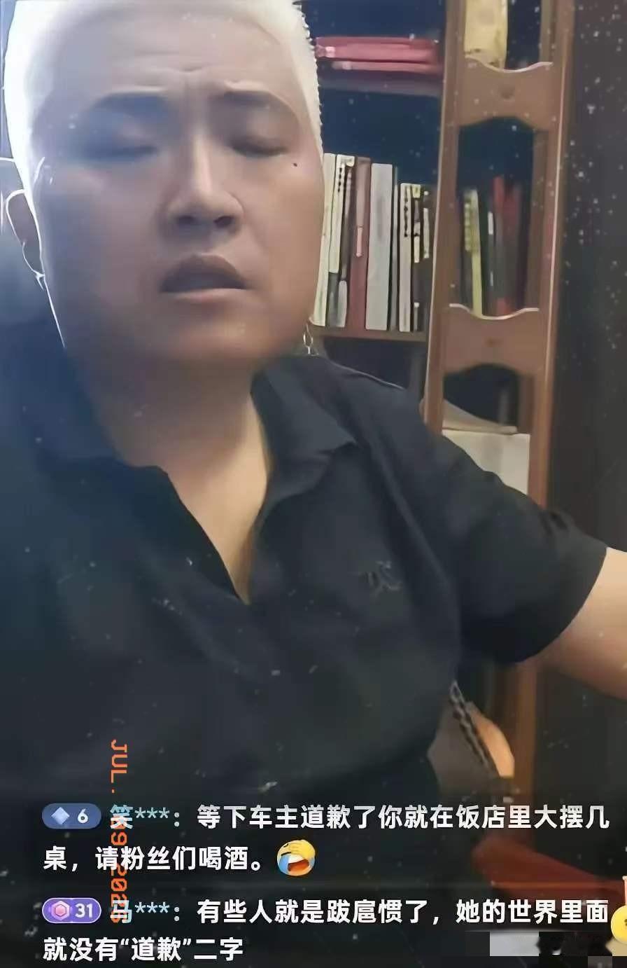 长沙闵先生车位被占8天，终于在街道、司法所和女车主单位十几人调解下拆了U型钢管，