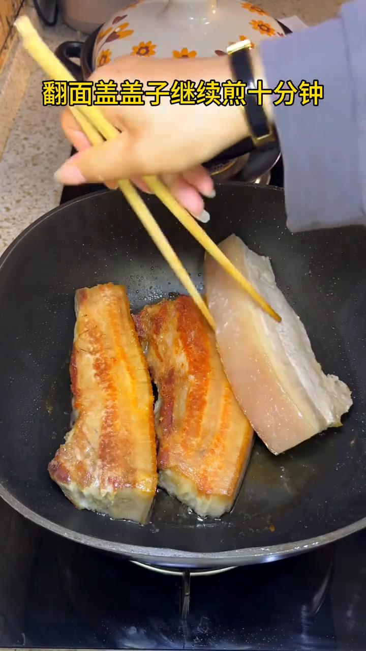 ·五花肉放入蒸锅中，盖盖上气蒸30分钟，用筷子轻松扎透就熟了。
·肉皮朝上，用叉
