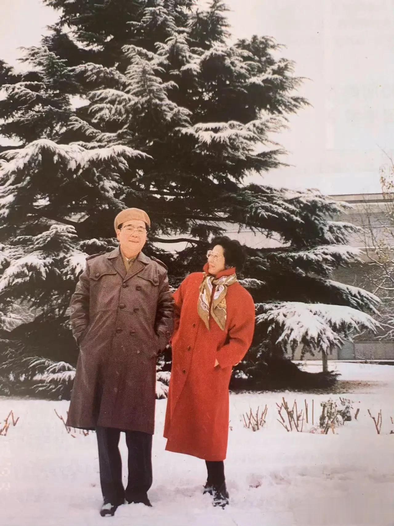 李鹏同志与夫人朱琳旧照：  [蜡烛]李鹏同志与朱琳同志相识于1957年，两人于1