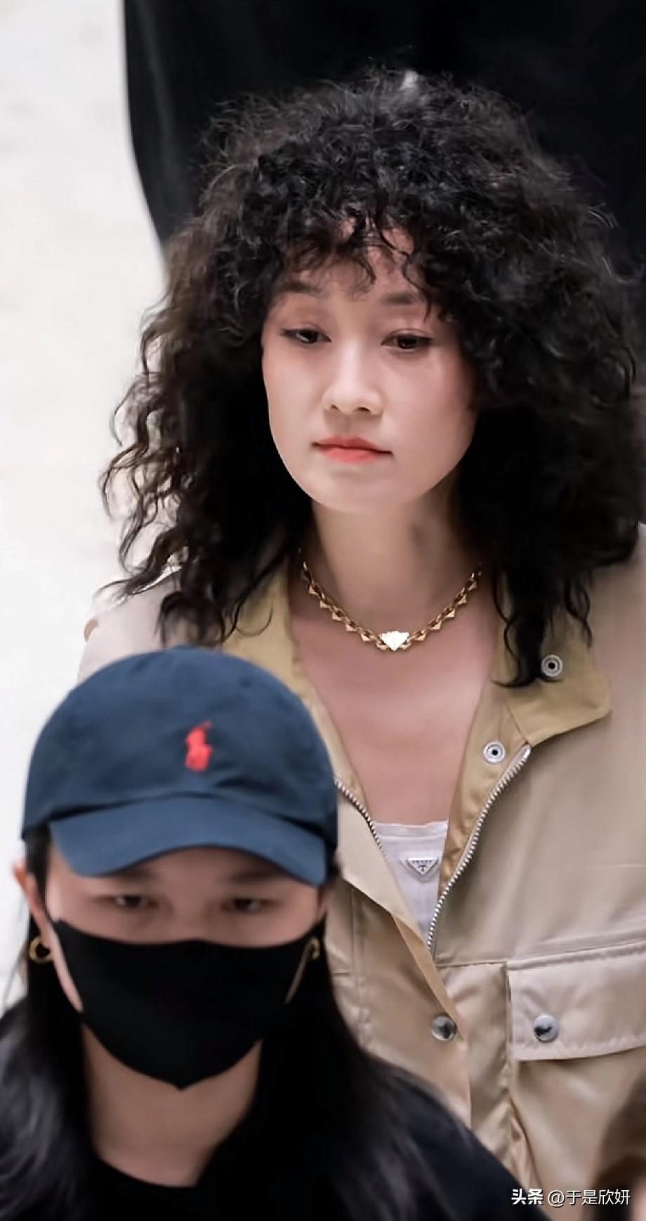 49岁马伊琍羊毛卷造型杀疯！工装风混搭贵气，状态太抗打了！
 
谁能想到，内娱的