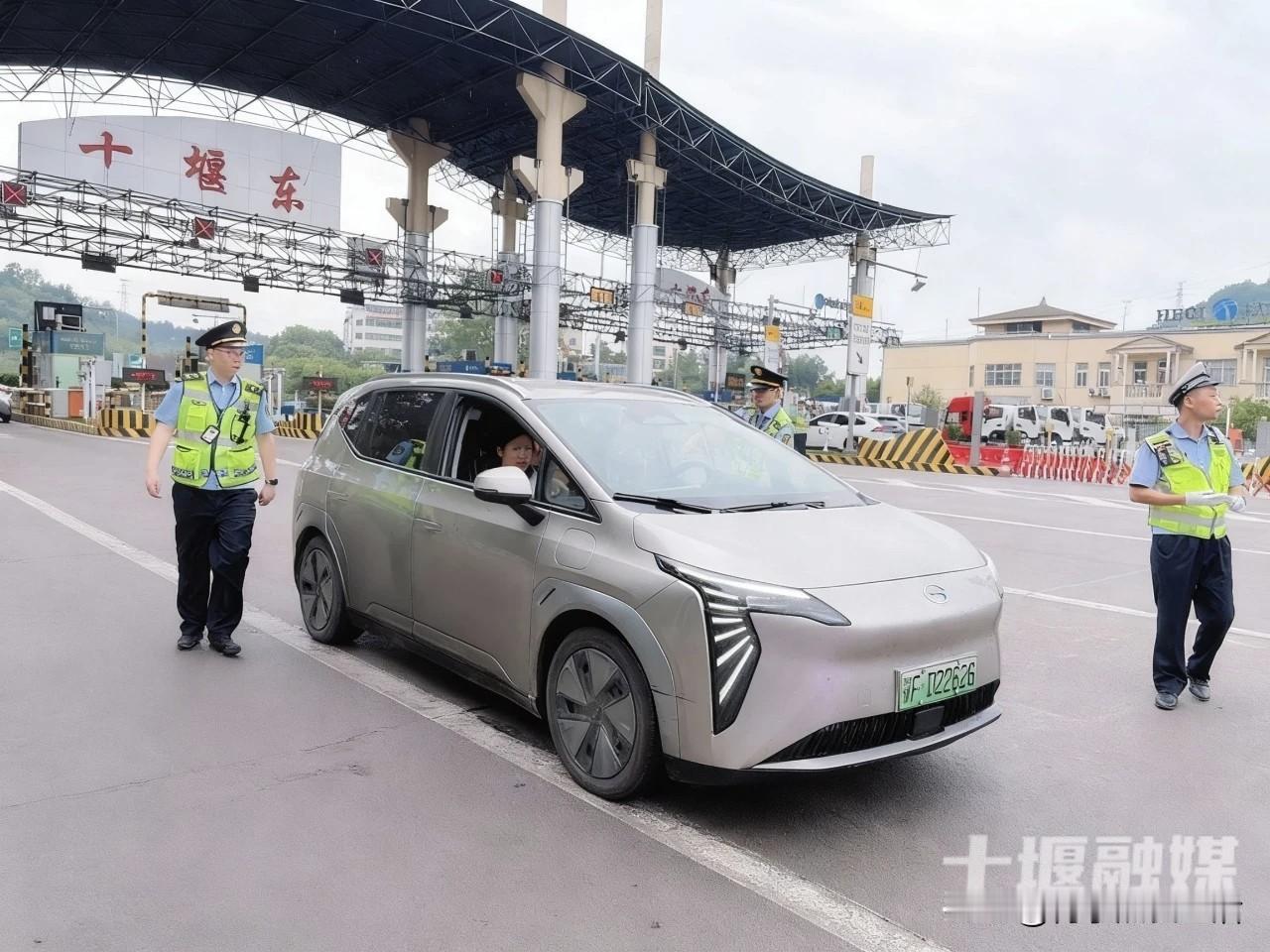 近日来，十堰市市交通运输综合执法支队联动公安交警、高速交警，瞄准火车站、汽车站、