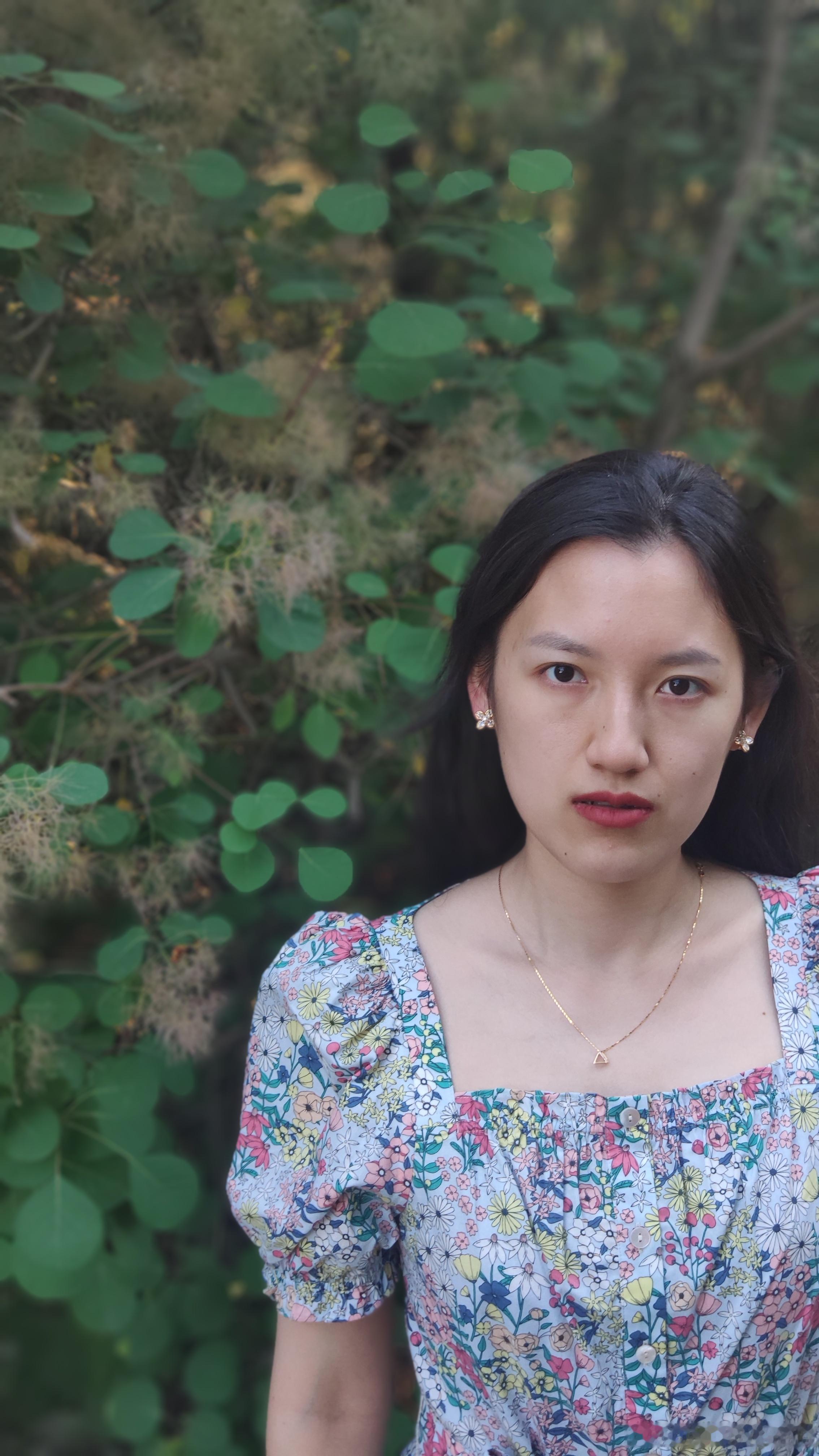 今天是被绿意包裹的碎花女孩🌿镜头感这东西，大概是刻在 DNA 里的本能？（导演