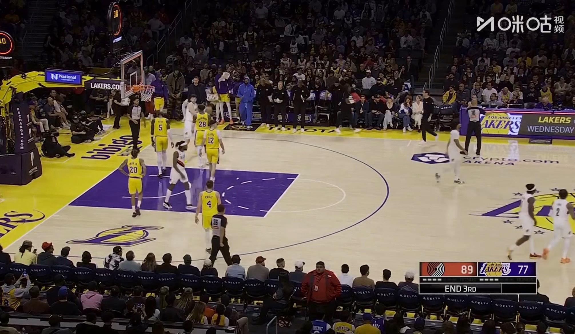 三节比赛结束，开拓者89-77湖人，12分差距。 ​​​