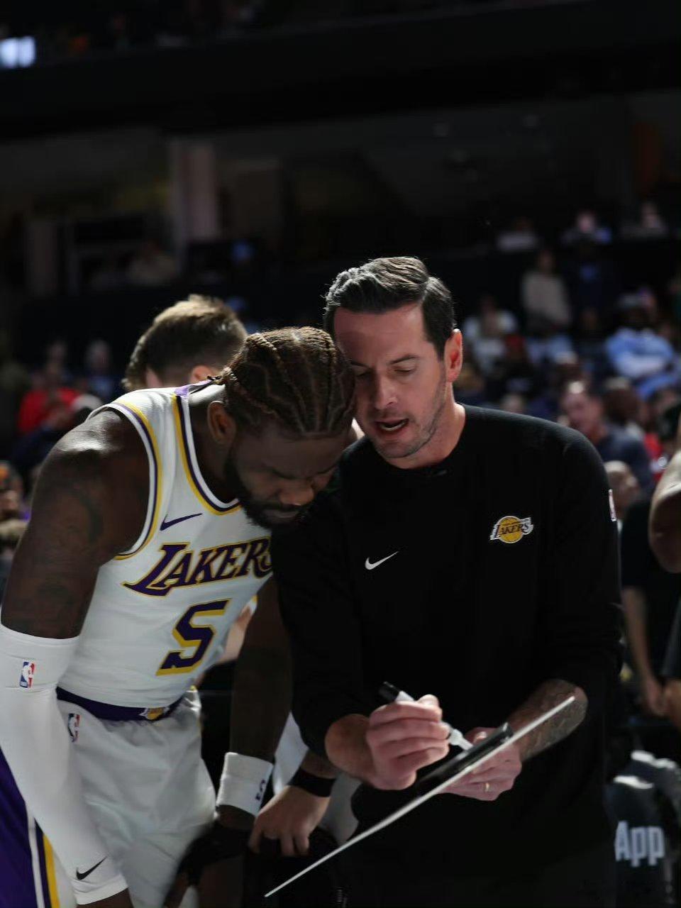 湖人是本世纪首支单赛季50胜但首发5人中4人不足65场的球队。唯一出战65场以上