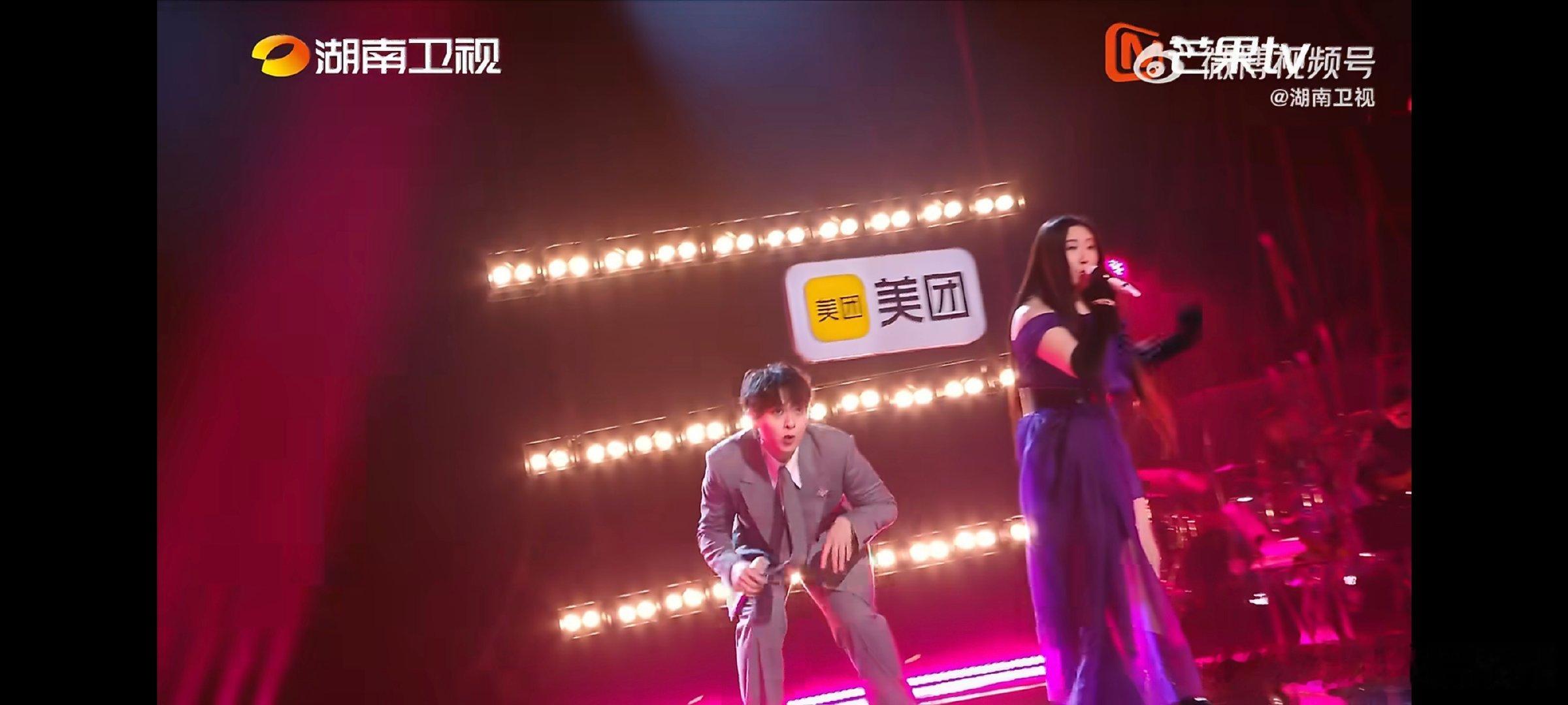 锤娜丽莎飙高音这首主打快乐治愈的热血歌曲特别考验歌手的爆发力和节奏感，而两位歌手