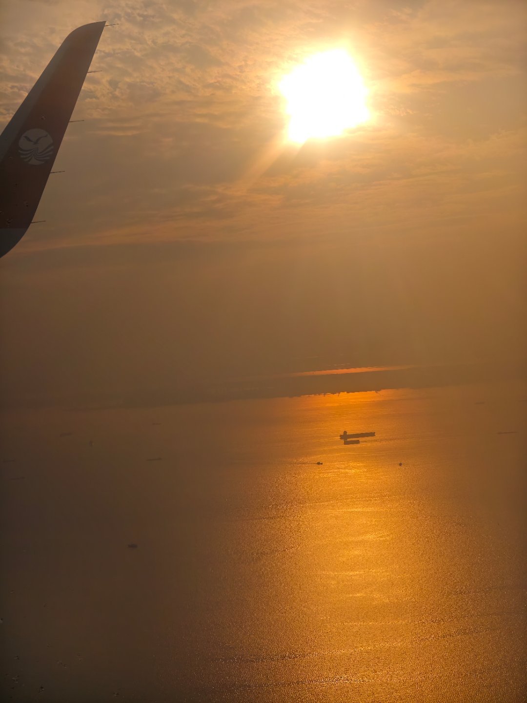 半空中看到了落日，太漂亮吧