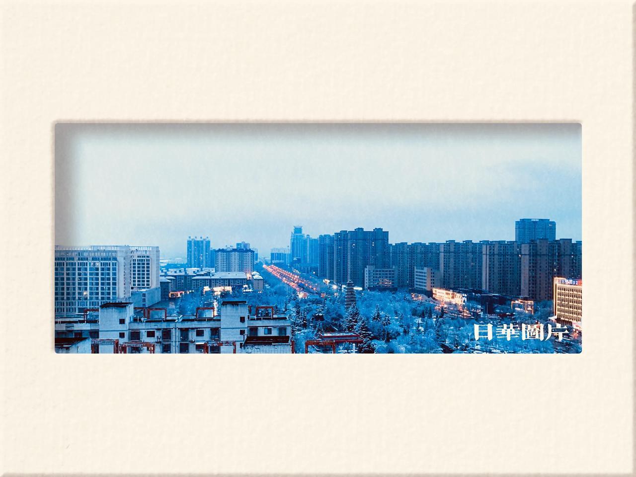 今天下午，渭北小城合阳一场暴雪，如天河倾泻，瞬间吞噬县城的高楼街道，将天地熔铸成