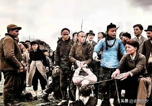 左宗棠把宁夏匪首马化龙一家三百多口全宰了，这事在当年西北地界炸了锅。马化龙出身宗