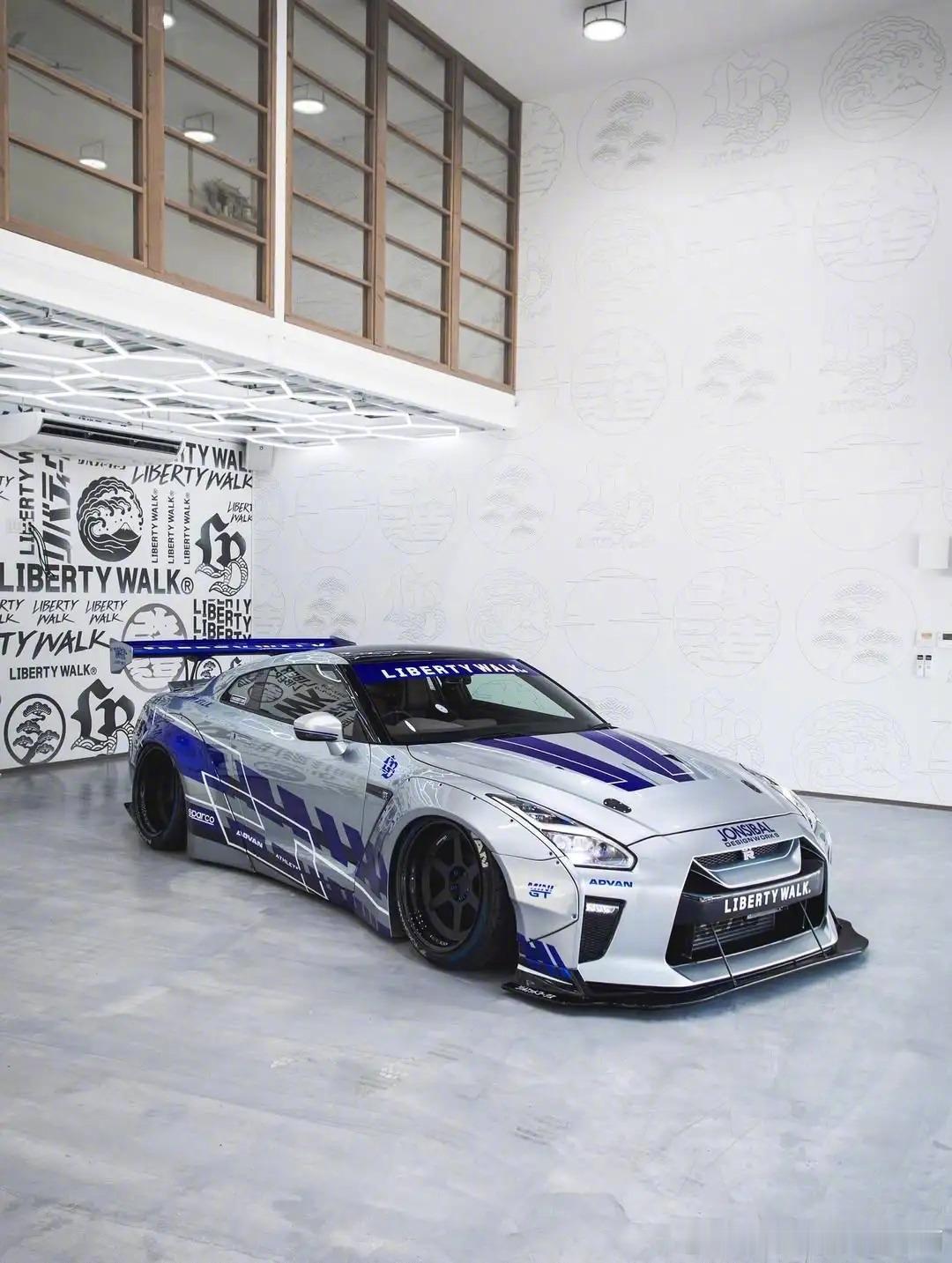 LB-WORKS NISSAN GT-R R35，银色点缀蓝色高级感拉满，配上大