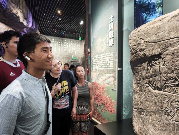 触摸历史记忆 打探科技前沿 美国青年沉浸式感受山城魅力