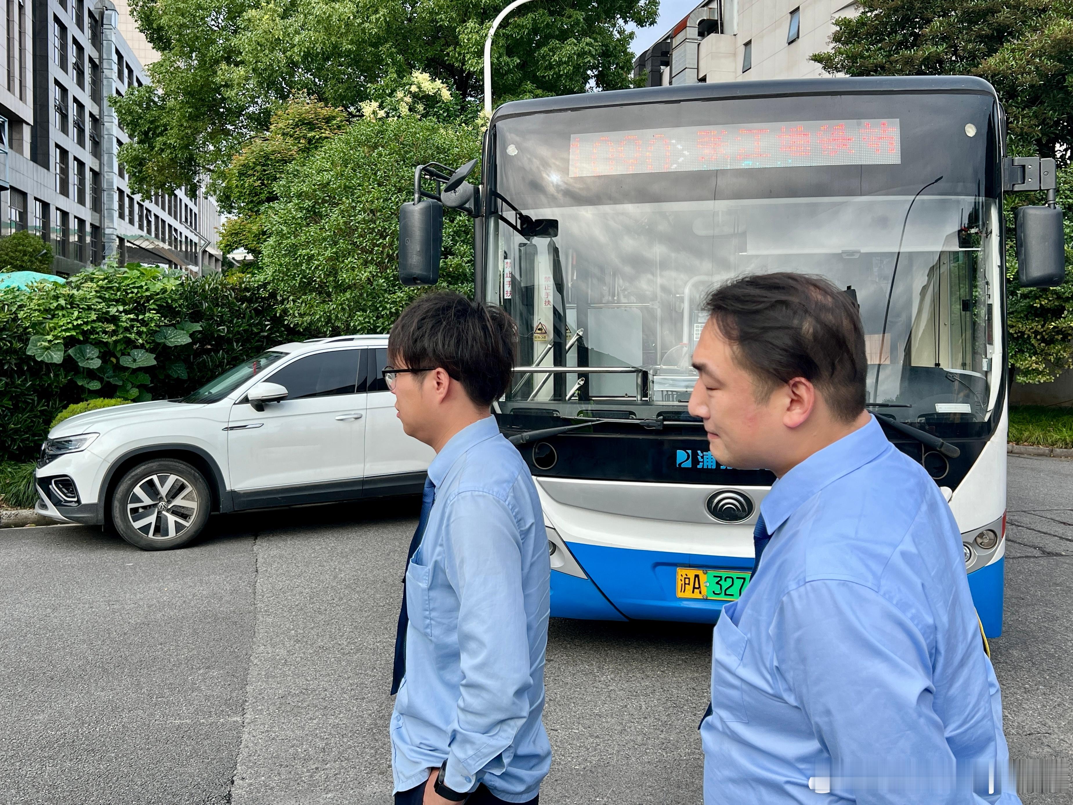 凭一车之力，堵住三个路口，瘫痪了一个家公交公司[摊手]老派电话里喊道：这车你还要