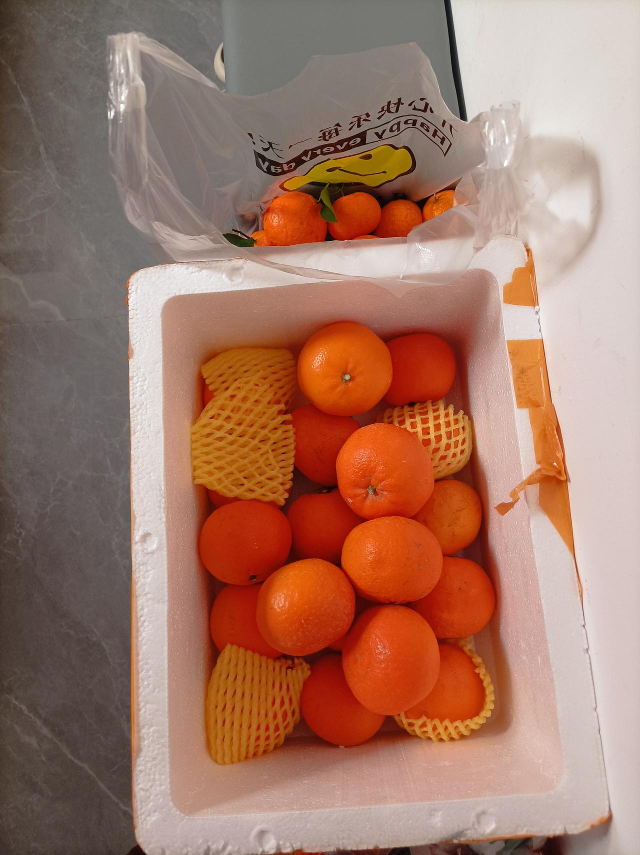 新年生活图鉴看看我们家的新年生活，过得太幸福了[星星眼]吃的喝的都有，除了吃水果