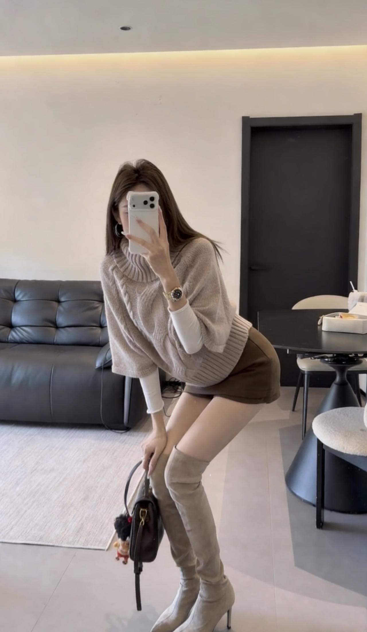 今日穿搭走温柔轻熟风，以大地色系为主调，层次感与质感兼备：

1. 上装：浅卡其