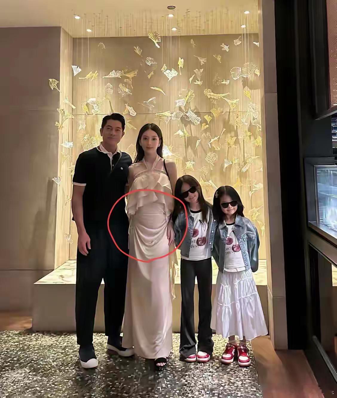 和熊黛林相比，方媛的优点，恰是很多比较成功的男人所需要的。一，方媛文化低，熊黛林