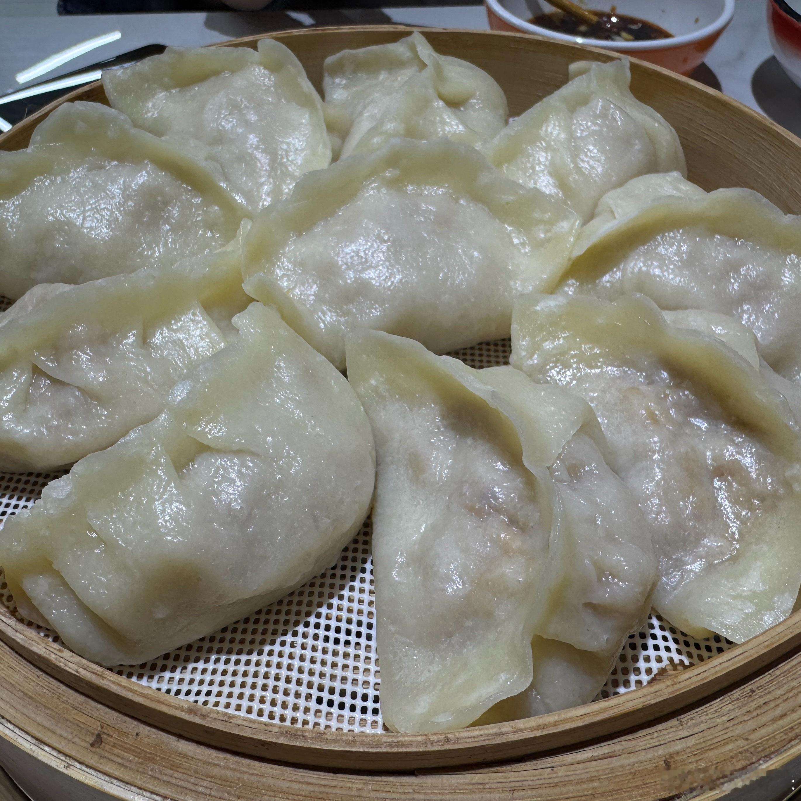 已经连着吃了三天的蒸饺，上次我妈来看我连着做好几天水饺，感觉都要给我吃积食了，这