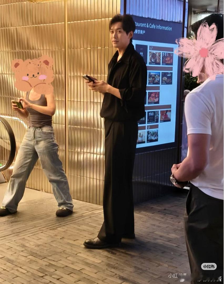 柳周cp[超话] 周哥身边缺了一个柳宝周哥好长一个人啊～ ​​​
