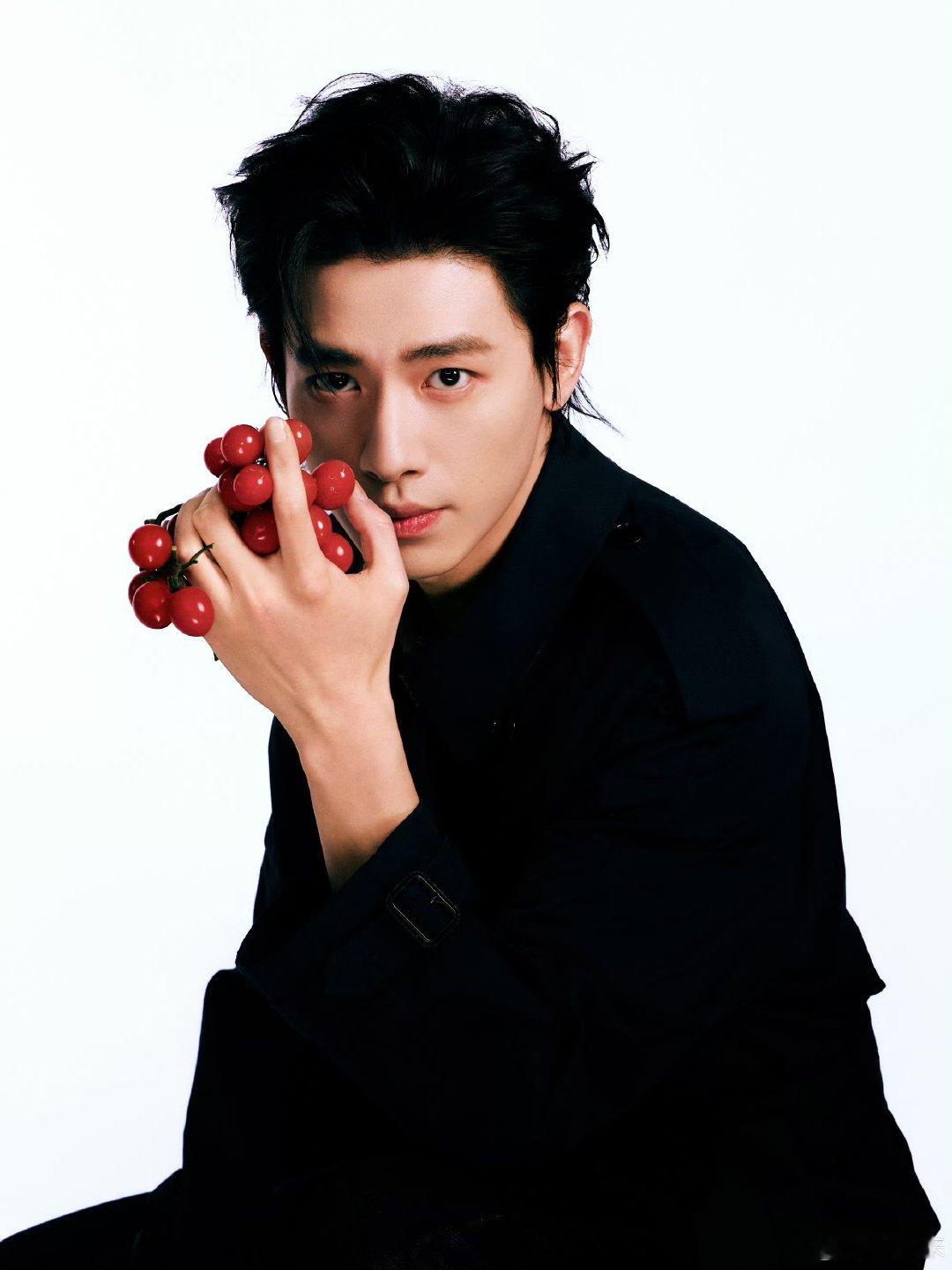 辛云来换发型了《橹穆 双脱》辛云来换发型后颜值再升级！简约高级，温柔与少年感并存