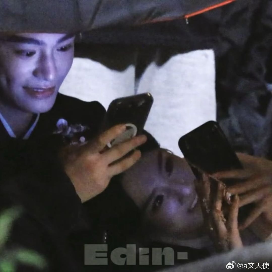 丁禹兮与宋祖儿合作古装剧《司宫令》，近期密集曝光的戏外路透主要呈现“松弛打闹”与