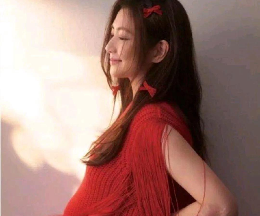 Selina在怀孕7个月时接受采访时透露，由于曾经遭受烧伤，她的身体新陈代谢相对