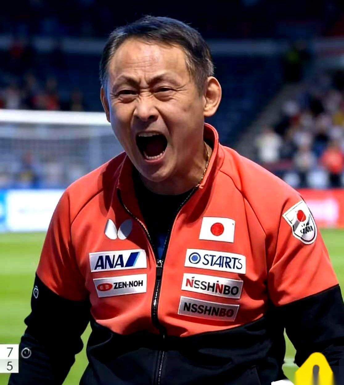 赢了球，非要贴着人耳朵吼。
记者递过话筒，明明听得懂中文，他偏要梗着脖子说日语。