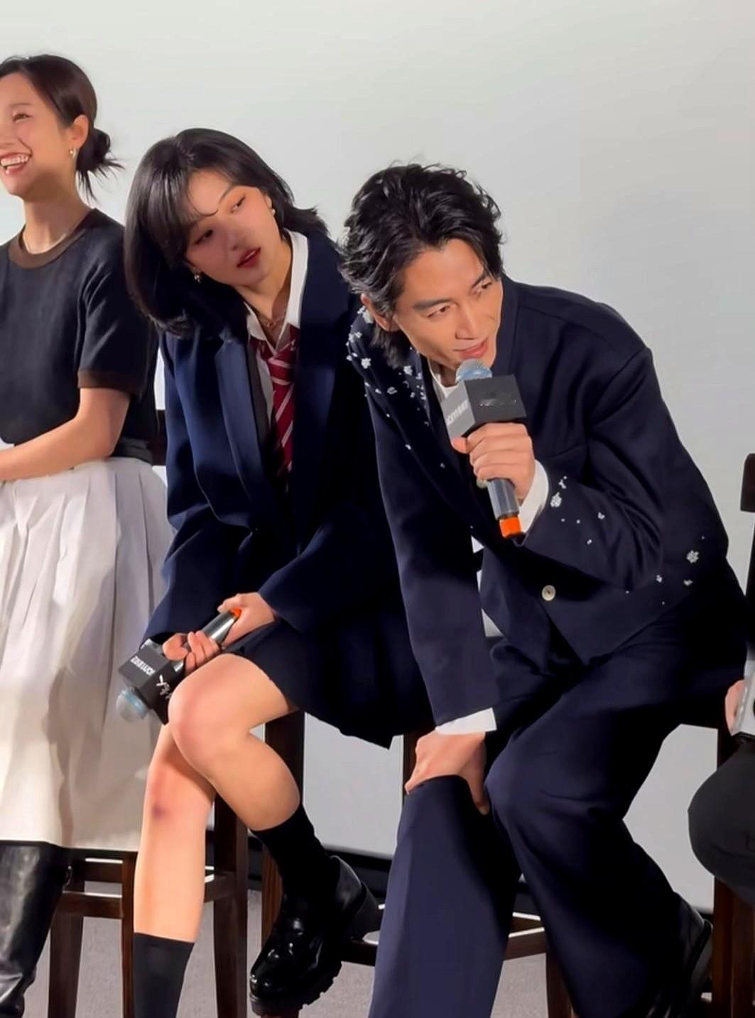 镜头本来就容易把人拍

镜头本来就容易把人拍，可陈晓近期状态差得明显——两腮无肉