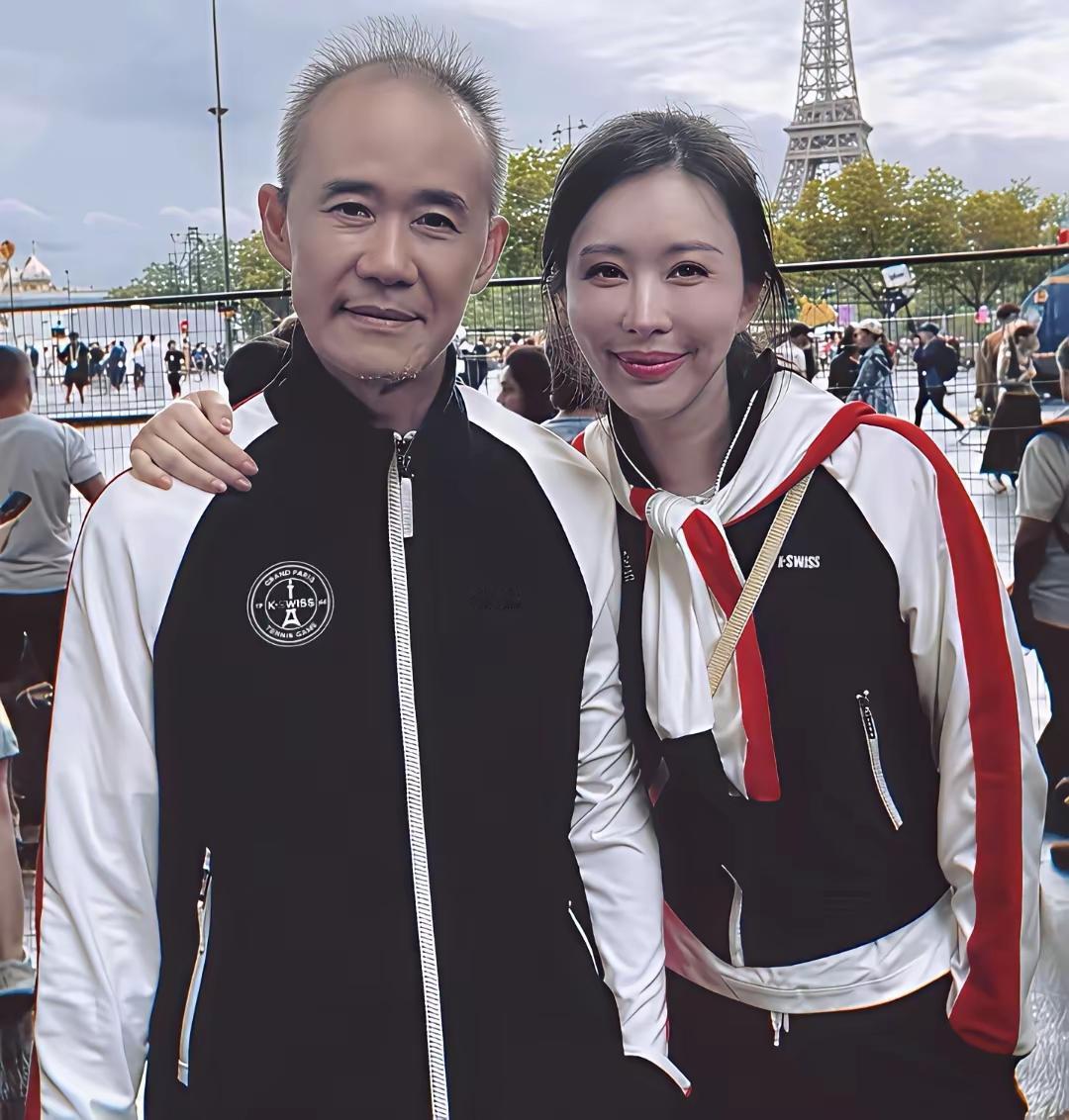 商人聚财丰，
娶妻找年轻。
漂亮有排面，
事业显成功。
