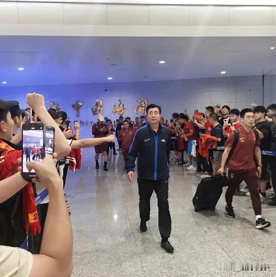 对于国足这种阵仗走出机场，你想说什么？

不知道的还以为是凯旋而归呢

以为我们