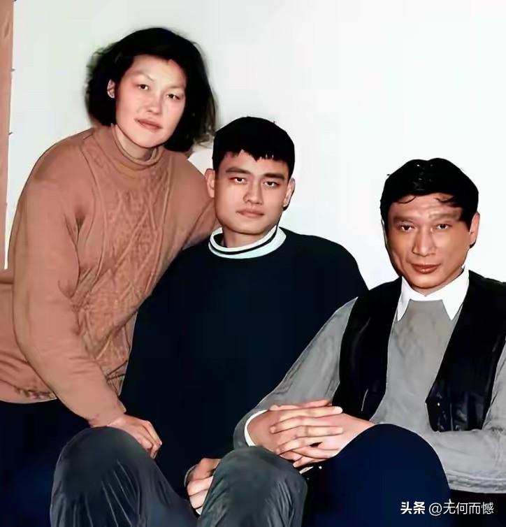 姚明少年时代，身材就已经非常高大了，和父亲坐在一起的时候，感觉和父亲的身高差不多