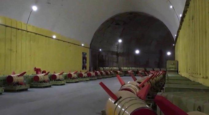 华尔街日报：

 “几十年来，伊朗建造地下掩体来保护其庞大的导弹库免遭摧毁。然而