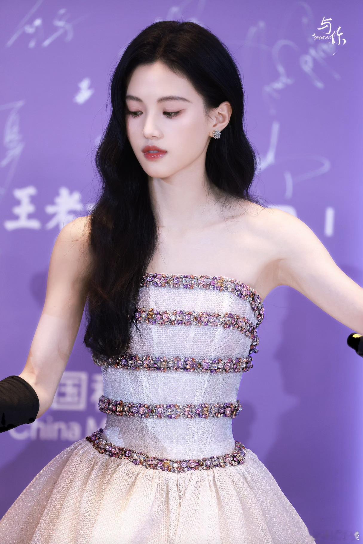 沈羽洁现实版落跑千金没错了白裙曳巷，长发如瀑✨ 小巷的烟火气撞上大小姐的贵气，这