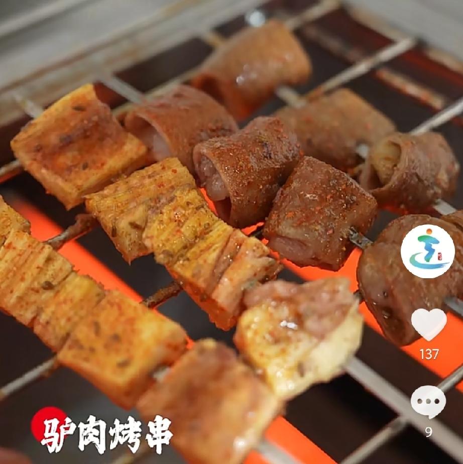 保定是驴肉火烧的发源地之一

据说保定人把驴肉都吃明白了

驴肉烤串滋滋冒油，金