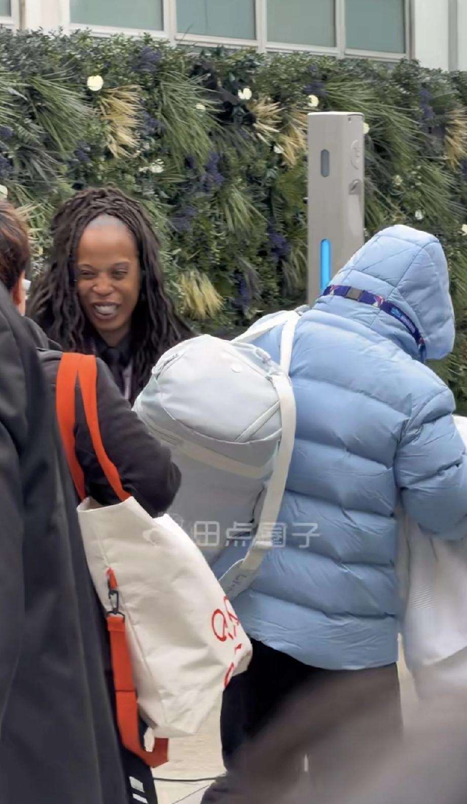 哎呀，这个工作人员给莎莎戴上工作证，感觉她像中奖了一样，牙齿笑的都合不起来了。