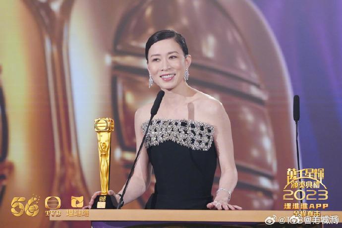 【最佳女主角果然是她！佘诗曼大满贯，林峯杨茜尧为她颁奖 】1月14日晚，TVB《