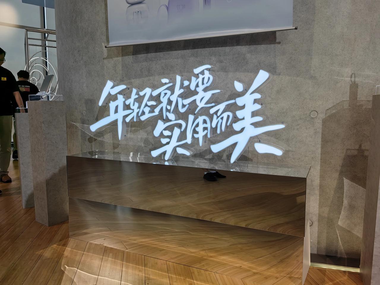 全新logo，新的代言人，倍思这是准备搞大事了，马上发新产品了，现场看到几个，反