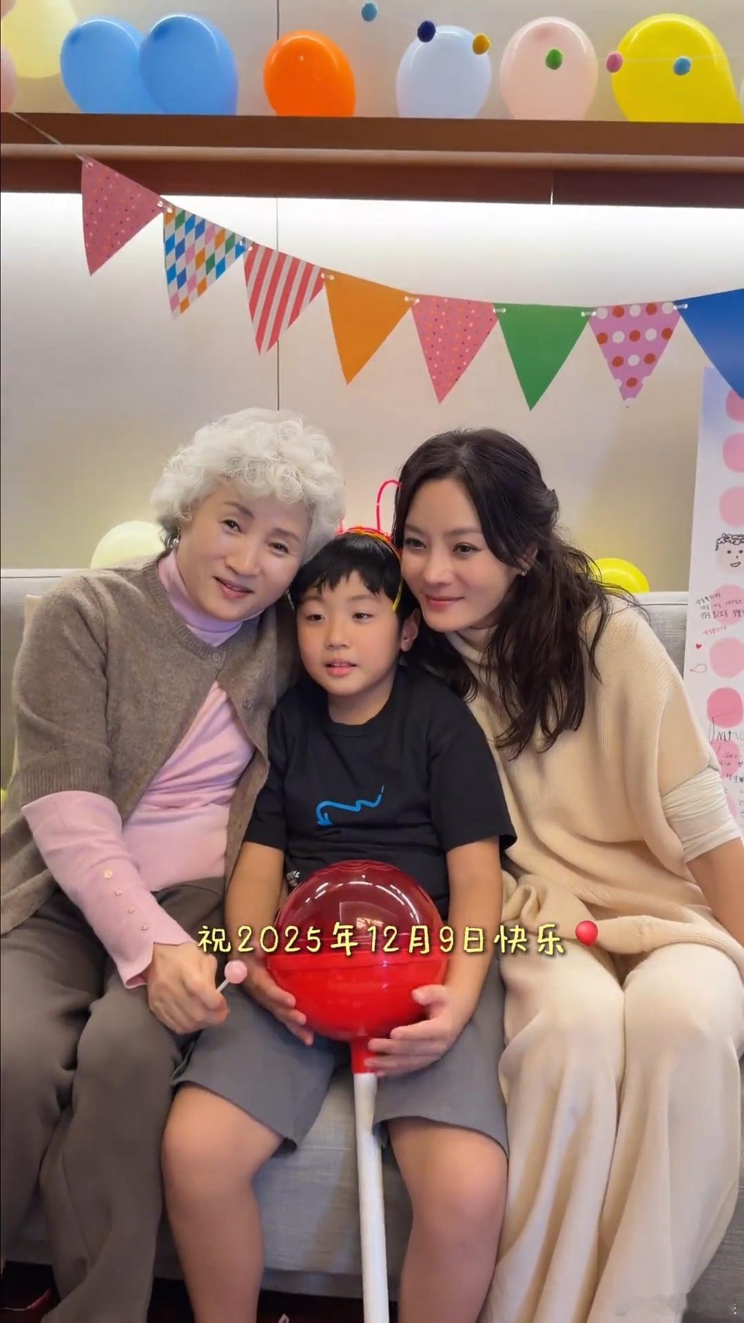 蔡琳为8岁儿子庆生蔡琳为儿子庆生蔡琳为8岁儿子庆生 