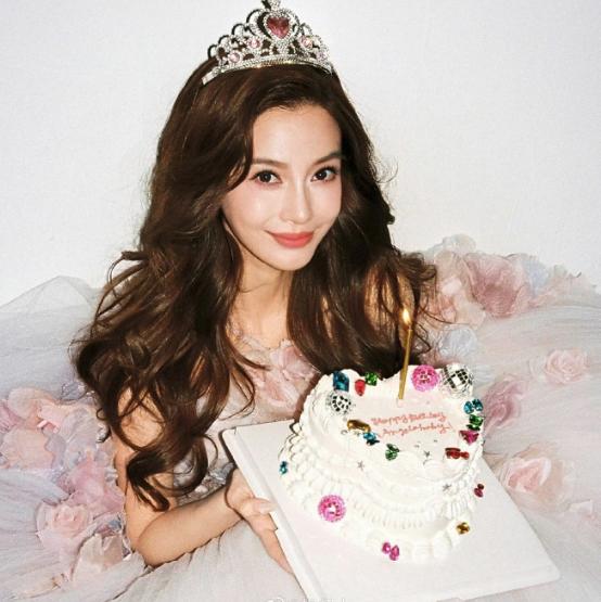 angelababy37岁生日照惊艳全网，谁敢信此女已经37岁
近日，angel